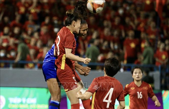 Cô gái dân tộc Khmer, trung vệ Chương Thị Kiều (3) vẫn là chốt chặn quan trọng của nữ Việt Nam ở hàng phòng ngự. Ảnh: Hoàng Linh - TTXVN