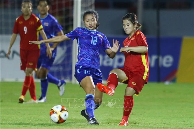 Một pha tranh chấp tay đôi của tiền vệ tuyển Việt Nam Dương Thị Vân (16) với cầu thủ đội tuyển Thái Lan. Ảnh: Hoàng Linh - TTXVN
