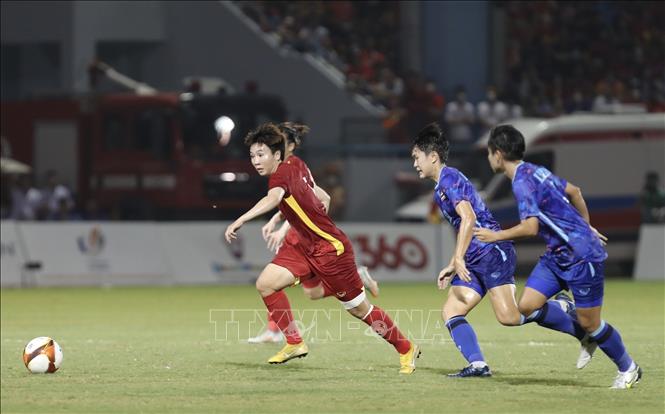 Hiệp 1, nữ Việt Nam kiểm soát bóng tốt, có nhiều cơ hội hơn nhưng chưa ghi được bàn thắng. Ảnh: Hoàng Linh - TTXVN