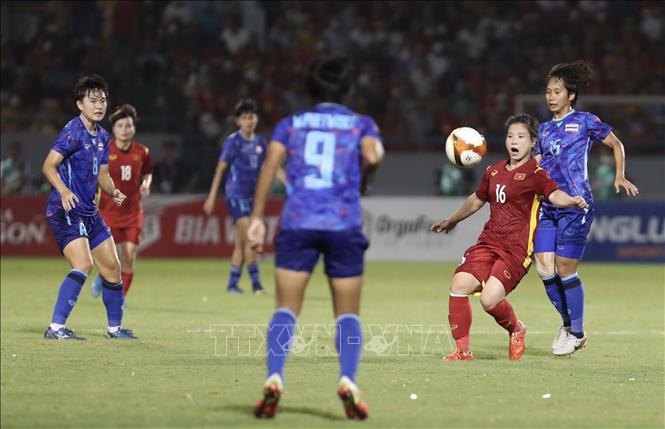 Dương Thị Vân (16) xử lý bóng trong vòng vây các cầu thủ nữ Thái Lan. Ảnh: Hoàng Linh-TTXVN