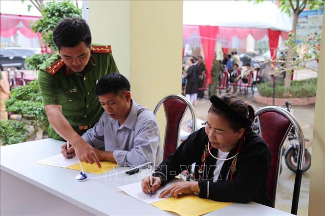 Trong ảnh: Công an xã Đạo Trù, huyện Tam Đảo, tỉnh Vĩnh Phúc hướng dẫn người dân thực hiện đăng kí cấp mới xe máy. Ảnh: TTXVN phát