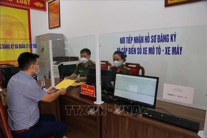 Trong ảnh: Triển khai thực hiện thí điểm cấp mới đăng kí xe mô tô tại xã Đạo Trù, huyện Tam Đảo, tỉnh Vĩnh Phúc. Ảnh: TTXVN phát