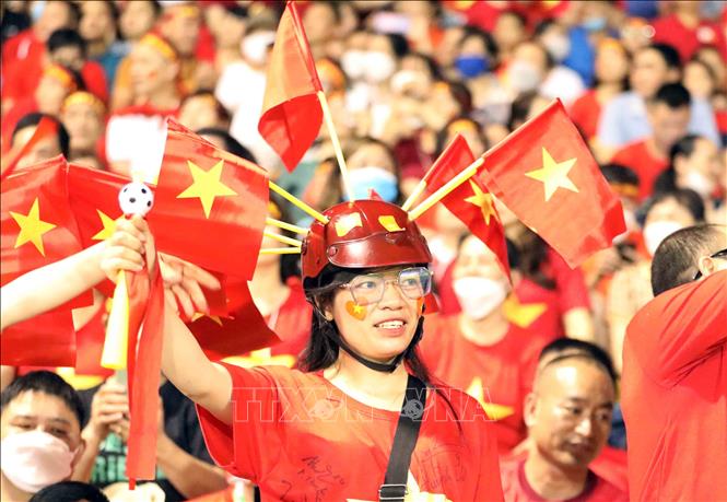 Cổ động viên cổ vũ đội tuyển nữ Việt Nam trên sân vận động Cẩm Phả. Ảnh: Anh Tuấn – TTXVN