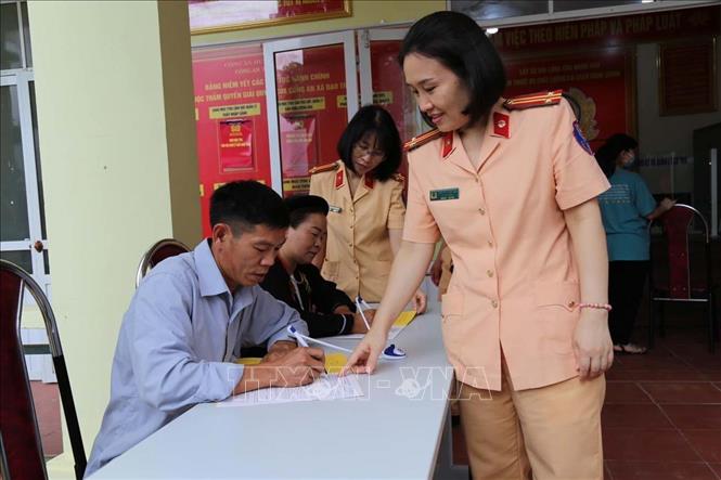 Trong ảnh: Công an xã Đạo Trù, huyện Tam Đảo, tỉnh Vĩnh Phúc hướng dẫn người dân thực hiện đăng kí cấp mới xe máy. Ảnh: TTXVN phát