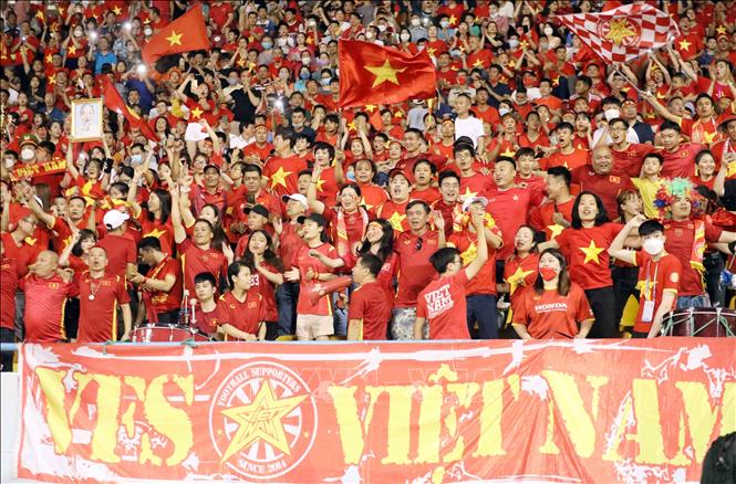 Cổ động viên cổ vũ đội tuyển nữ Việt Nam trên sân vận động Cẩm Phả. Ảnh: Anh Tuấn – TTXVN