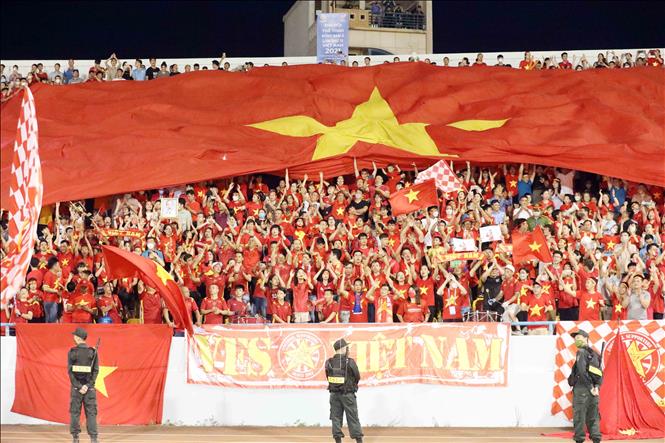 Cổ động viên cổ vũ đội tuyển nữ Việt Nam trên sân vận động Cẩm Phả. Ảnh: Anh Tuấn – TTXVN