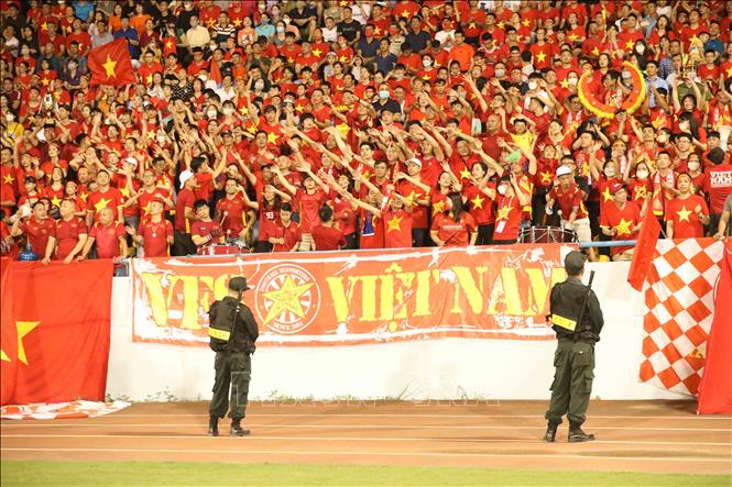 Cổ động viên cổ vũ đội tuyển nữ Việt Nam trên sân vận động Cẩm Phả. Ảnh: Anh Tuấn – TTXVN