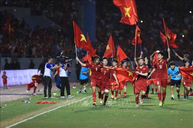 Niềm vui bất tận của các tuyển thủ nữ Việt Nam khi bảo vệ thành công tấm HCV SEA Games trên chính mảnh đất quê hương. Ảnh: Hoàng Linh-TTXVN