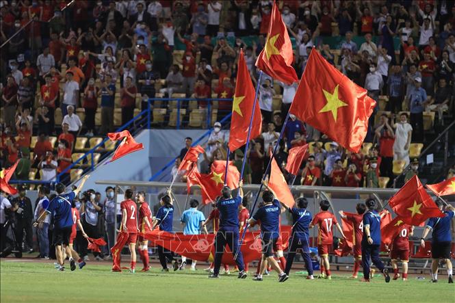 Niềm vui của Ban huấn luyện và các tuyển thủ nữ Việt Nam hoà cùng niềm hân hoan của người hâm mộ khi bảo vệ thành công tấm HCV SEA Games. Ảnh: Hoàng Linh-TTXVN