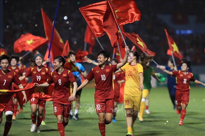 Các cô gái ăn mừng HCV SEA Games lần thứ 3 liên tiếp. Ảnh: Hoàng Linh-TTXVN
