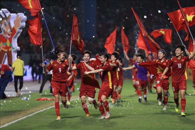 Các cô gái ăn mừng HCV SEA Games lần thứ 3 liên tiếp. Ảnh: Hoàng Linh-TTXVN