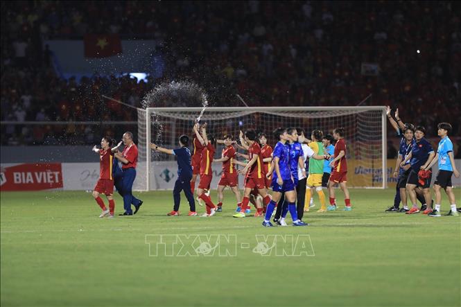 Các cô gái ăn mừng HCV SEA Games lần thứ 3 liên tiếp. Ảnh: Hoàng Linh-TTXVN
