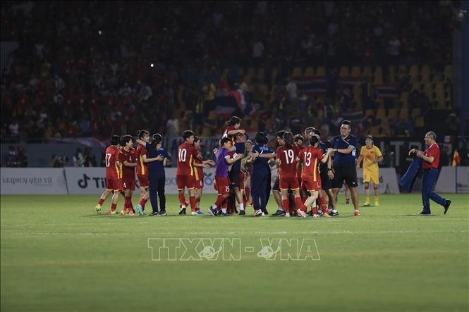 Các cô gái ăn mừng HCV SEA Games lần thứ 3 liên tiếp. Ảnh: Hoàng Linh-TTXVN