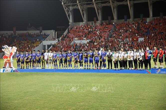 Đội tuyển bóng đá nữ Thái Lan giành HCB tại SEA Games 31. Ảnh: Hoàng Linh - TTXVN