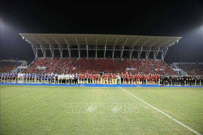 Các đội tuyển nhận huy chương môn Bóng đá nữ tại SEA Games 31: Đội tuyển Việt Nam (HCV), đội tuyển Thái Lan (HCB), đội tuyển Philipines (HCĐ). Ảnh: Hoàng Linh - TTXVN