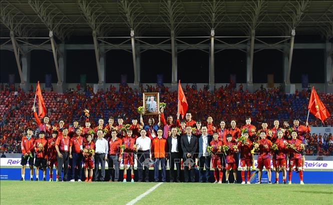 Phó Thủ tướng Vũ Đức cùng các lãnh đạo tỉnh Quảng Ninh, Liên đoàn Bóng đá Việt Nam chụp ảnh chung với đội tuyển bóng đá nữ Việt Nam. Ảnh: Hoàng Linh-TTXVN