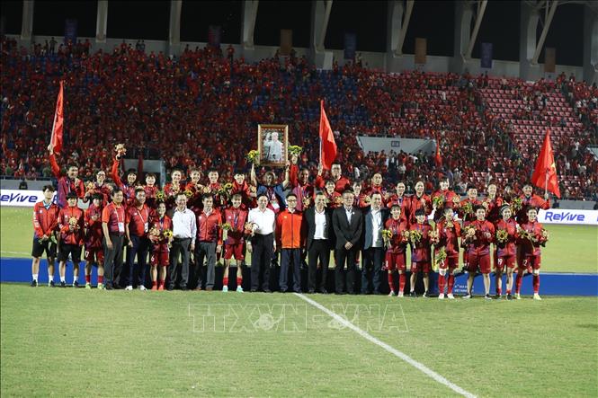 Phó Thủ tướng Vũ Đức cùng các lãnh đạo tỉnh Quảng Ninh, Liên đoàn Bóng đá Việt Nam chụp ảnh chung với đội tuyển bóng đá nữ Việt Nam. Ảnh: Hoàng Linh-TTXVN