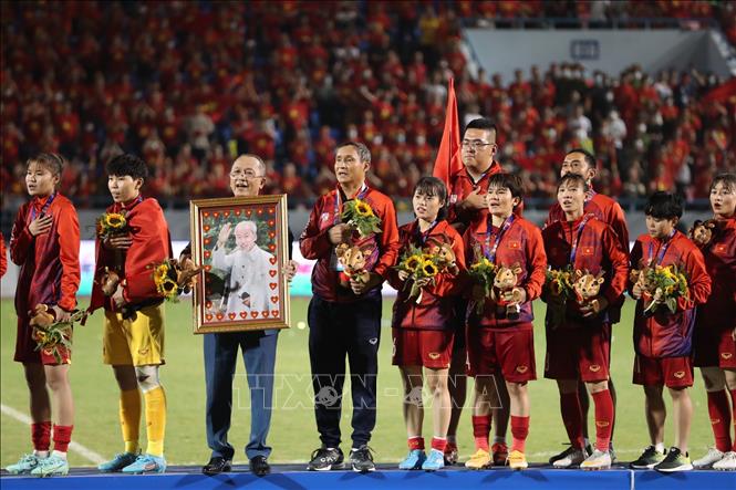 Các thành viên BHL và cầu thủ trên bục nhận HCV SEA Games 31. Ảnh: Hoàng Linh-TTXVN