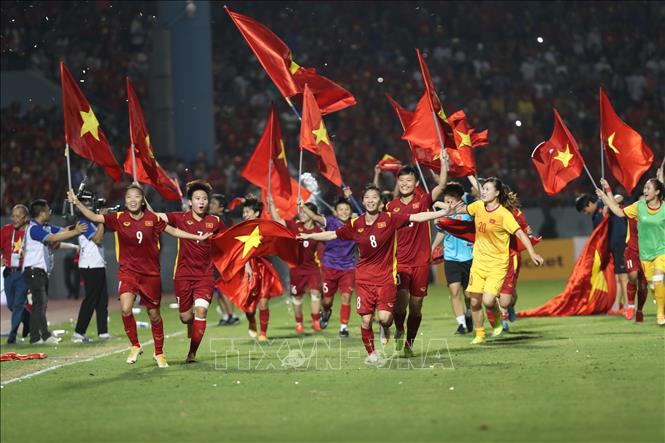 Đội tuyển nữ Việt Nam vui mừng với chiến thắng, bảo vệ thành công HCV SEA Games. Ảnh: Hoàng Linh-TTXVN
