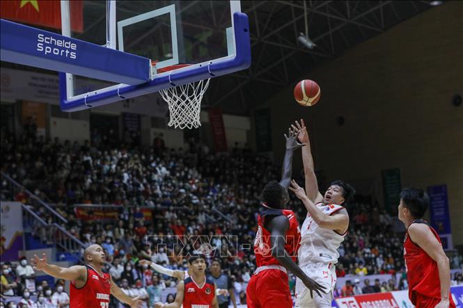 Pha tranh bóng của Nguyễn Văn Hùng (10, nam Việt Nam) với Dame Diagne (29, nam Indonesia). Ảnh: Khánh Hoà - TTXVN