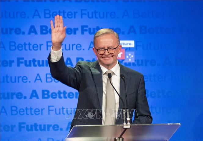 Trong ảnh: Lãnh đạo Công đảng Australia Anthony Albanese phát biểu trước những người ủng hộ, sau khi kết quả sơ bộ bầu cử Quốc hội liên bang được công bố, tại Sydney, tối 21/5/2022. Ảnh: THX/TTXVN