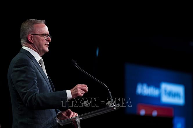 Trong ảnh: Lãnh đạo Công đảng Australia Anthony Albanese phát biểu trước những người ủng hộ, sau khi kết quả sơ bộ bầu cử Quốc hội liên bang được công bố, tại Sydney, tối 21/5/2022. Ảnh: THX/TTXVN