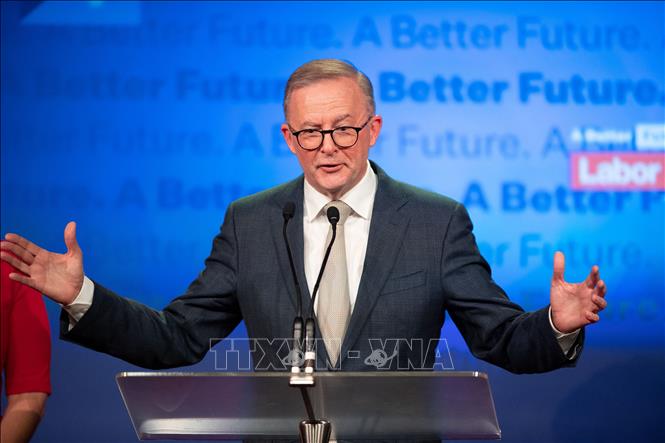 Trong ảnh: Lãnh đạo Công đảng Australia Anthony Albanese phát biểu trước những người ủng hộ, sau khi kết quả sơ bộ bầu cử Quốc hội liên bang được công bố, tại Sydney, tối 21/5/2022. Ảnh: THX/TTXVN