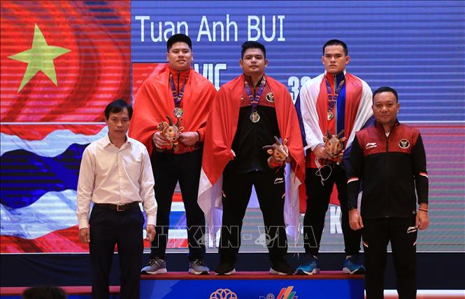 Các VĐV nhận giải cho hạng cân 89 kg của nam: Muhammad Zul Ilmi (Indonesia, HCV), Bùi Tuấn Anh (Việt Nam, HCB) và Tharaphan Phacharamethi (Thái Lan, HCĐ). Ảnh: Huy Hùng - TTXVN