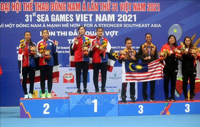 Trao huy chương cho các cặp đôi ở nội dung đôi nữ môn Quần vợt SEA Games 31. Ảnh: Thế Duyệt – TTXVN