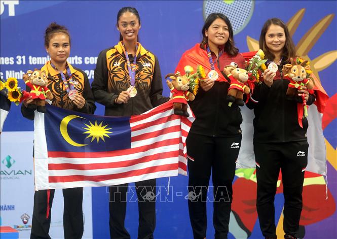 Trao HCĐ nội dung đôi nữ môn Quần vợt SEA Games 31 cho 2 cặp VĐV đội tuyển Malaysia (trái) và Indonesia. Ảnh: Thế Duyệt – TTXVN