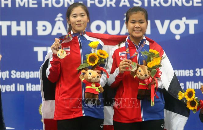 Trao HCV nội dung đôi nữ môn Quần vợt SEA Games 31 cho cặp VĐV đội tuyển Thái Lan. Ảnh: Thế Duyệt – TTXVN