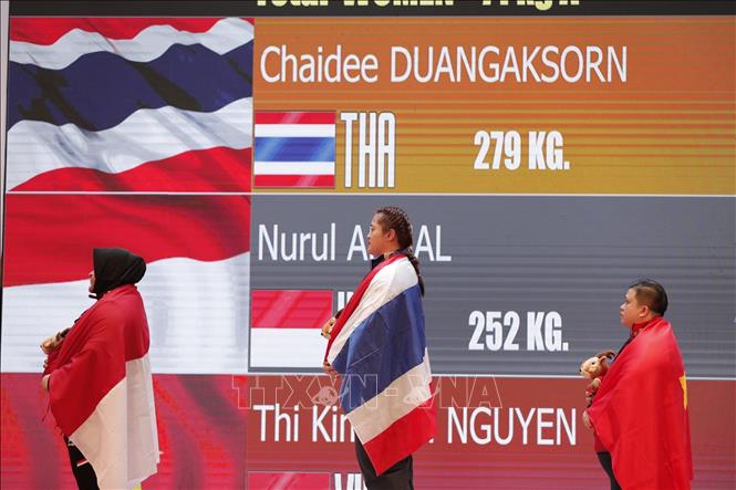 Các VĐV nhận chương hạng cân trên 71kg nữ: Duangaksorn Chaidee (Thái Lan, HCV), Akmal Nurul (Indonesia, HCB), VĐV Nguyễn Thị Kim Vân (Việt Nam, HCĐ). Ảnh: Việt Cường - TTXVN