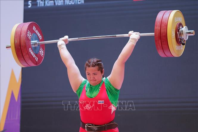 VĐV Duangaksorn Chaidee (Thái Lan) giành HCV hạng cân trên 71kg nữ với thành tích tổng cử là 279kg. Ảnh: Việt Cường - TTXVN