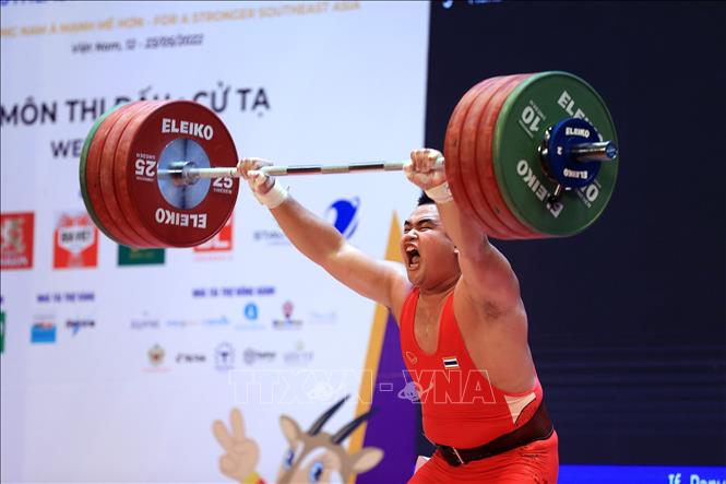 Niềm vui của VĐV Rungsuriya Panya (Thái Lan) sau khi nâng thành công nội dung cử đẩy là 199kg. Ảnh: Huy Hùng - TTXVN