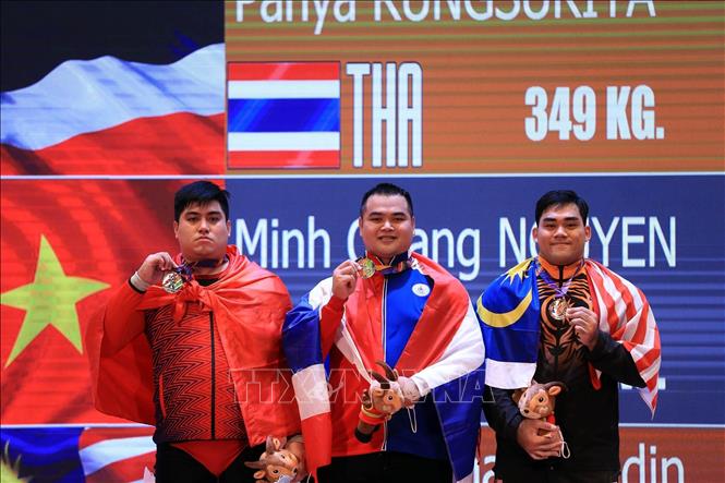Các VĐV nhận huy chương hạng cân nam trên 89kg: VĐV Rungsuriya Panya (Thái Lan, HCV), Nguyễn Minh Quang (Việt Nam, HCB) và Muhammad Hafiz Bin Shamsuddin (Malaysia, HCĐ). Ảnh: Huy Hùng - TTXVN