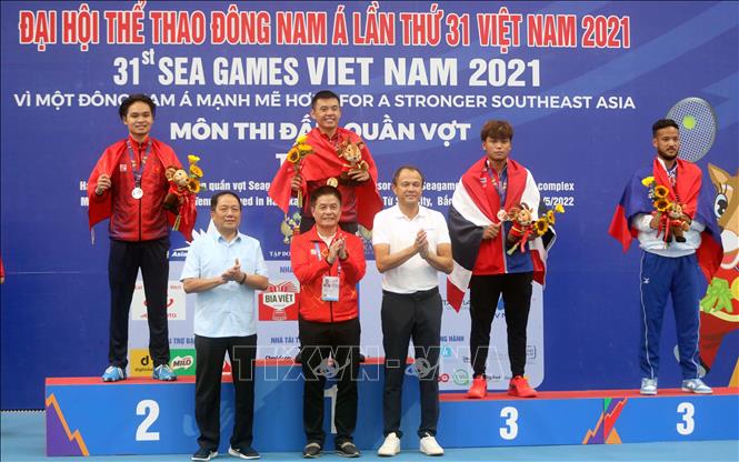Ly Hoang Nam pockets gold in men’s tennis singles while his teammate Trinh Linh Giang with the silver and the bronze medal belong to Yuttana Charoenphon of Thailand and Mick Lescure Sadettan of Laos. VNA Photo: Thế Duyệt