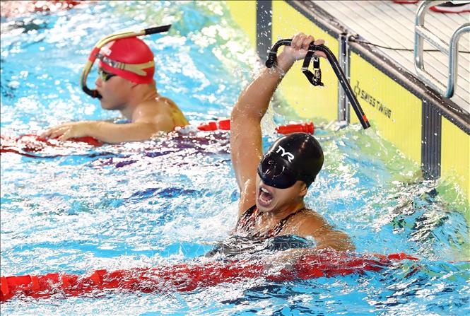 Niềm vui của VĐV Nguyễn Thành Lộc (Việt Nam) giành HCV và phá kỷ lục SEA Games nội dung 50m lặn vòi hơi chân vịt nam với thành tích 15 giây 60. Ảnh: Phạm Kiên - TTXVN
