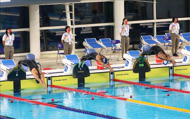 Các VĐV thi đấu chung kết nội dung 50m lặn vòi hơi chân vịt nam. Ảnh: Phạm Kiên - TTXVN
