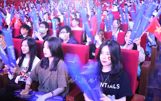 Khán giả theo dõi cổ vũ trận chung kết nội dung Liên quân mobile. Ảnh: Minh Đông-TTXVN