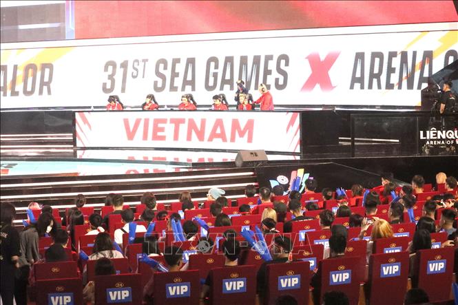 VĐV đội tuyển Việt Nam thi đấu chung kết nội dung Liên quân mobile. Ảnh: Minh Đông-TTXVN
