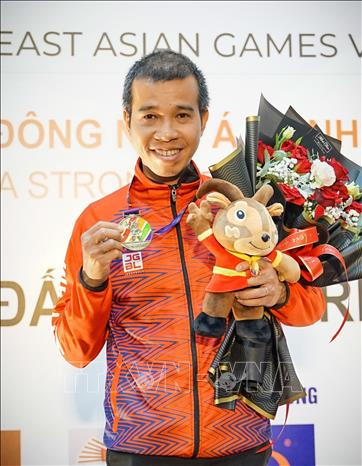 Quyet Chien is considered one of the most difficult players to beat in the three-cushion carom. VNA Photo: Khánh Hòa