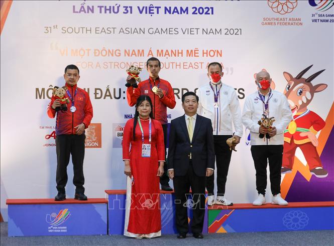 Tran Quyet Chien won the gold medal while the silver for his Vietnamese teammate Nguyen Duc Anh Chien and the bronze medal belonged to Suriya Suwanashingh and Sompol Saetang of Thailand. VNA Photo: Khánh Hòa