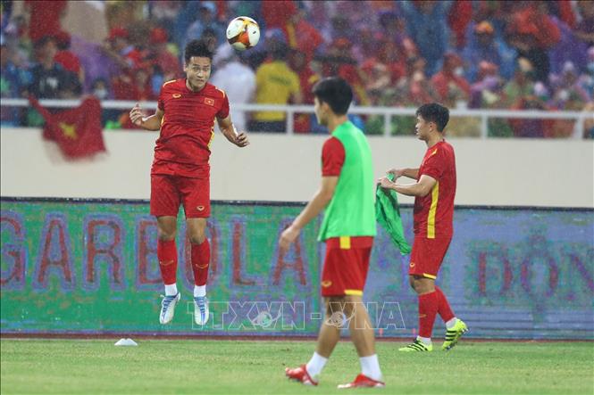 Các cầu thủ U23 Việt Nam khởi động trước trận đấu. Ảnh: Hoàng Linh-TTXVN