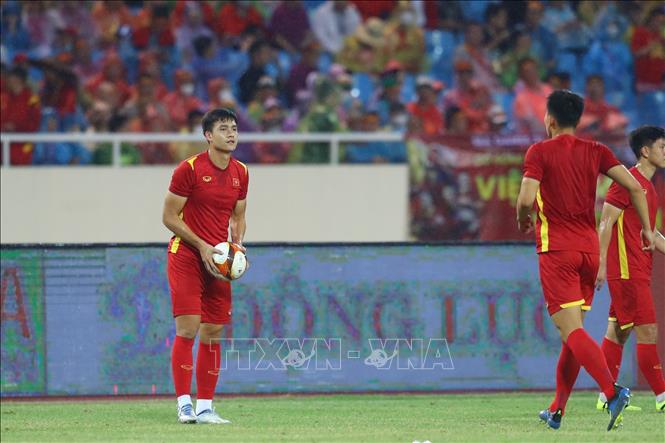 Các cầu thủ U23 Việt Nam khởi động trước trận đấu. Ảnh: Hoàng Linh-TTXVN