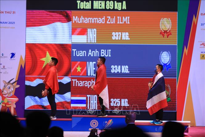 Medal ceremony for the men's 89 kg weight category: Muhammad Zul Ilmi (Indonesia, gold medal), Bui Tuan Anh (Vietnam, silver medal) and Tharaphan Phacharamethi (Thailand, bronze medal). VNA Photo