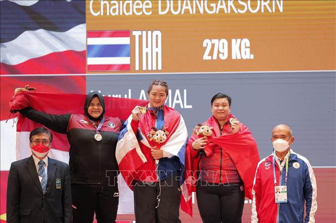 Medal ceremony for the women's 71kg weight category: Duangaksorn Chaidee (Thailand, gold), Akmal Nurul (Indonesia, silver), athlete Nguyen Thi Kim Van (Vietnam, bronze). VNA Photo