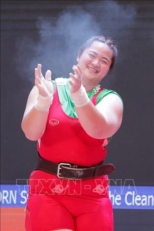 Athlete Duangaksorn Chaidee (Thailand) won gold in the women's 71kg weight category with a total of 279kg. VNA Photo 