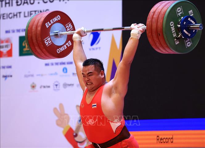 Rungsuriya Panya (Thailand) won gold in the men's over 89kg weight class with a total weight of 349kg. VNA Photo