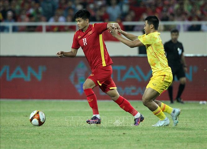 Nguyễn Văn Tùng (11) thi đấu tích cực, gây khó khăn cho hậu vệ U23 Thái Lan trong việc theo kèm. Ảnh: Quốc Khánh-TTXVN
