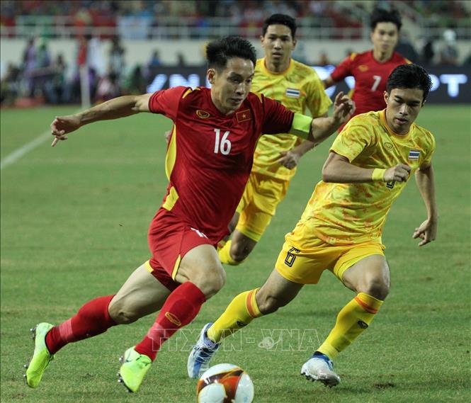 Ngay đầu trận, Hùng Dũng (16) cùng các cầu thủ U23 Việt Nam đã tràn sang sân U23 Thái Lan và gây sức ép liên tục. Ảnh: Quốc Khánh-TTXVN
